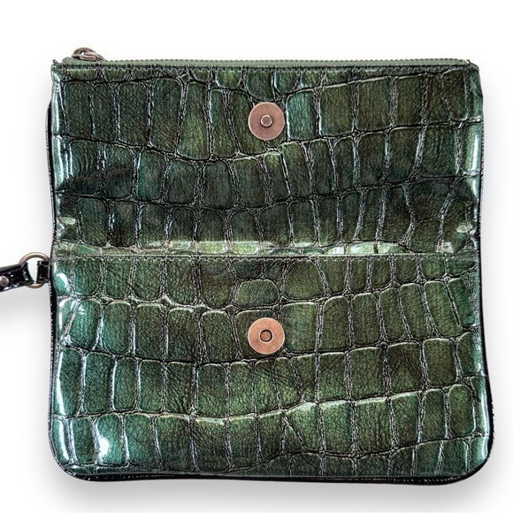 Simply Vera Wang Crocodile Green Wristlet foldover purse EUC faux croc - Picture 4 of 12